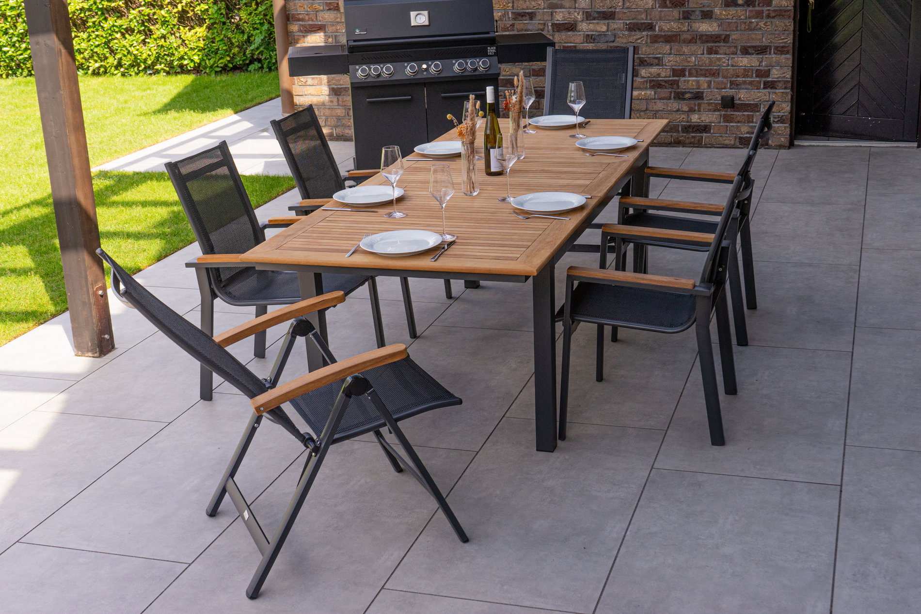 OUTFLEXX Garten-Essgruppe, OUTFLEXX® anthrazit matt, Alu / Teak / Textil, Tisch 180/240 x 100cm, 4 Stapelsessel, 2 Klappstühle 22189__1