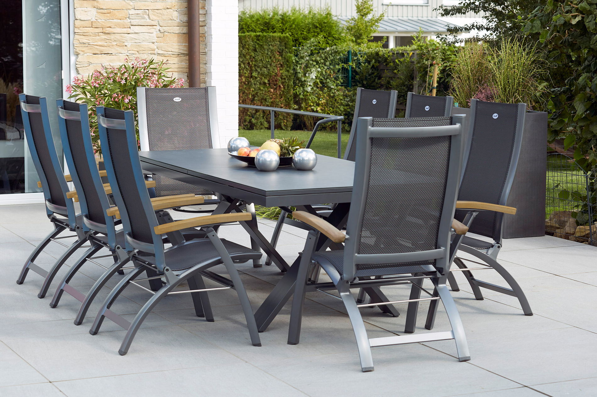 HARTMAN Sondermodell Xanadu / Primo Garten-Essgruppe, xerix/natur, Alu/Teak/Glaskeramik, 8 Klappstühle, 220/280x100cm, X-Gestell, Teak Armlehnen 23335__1