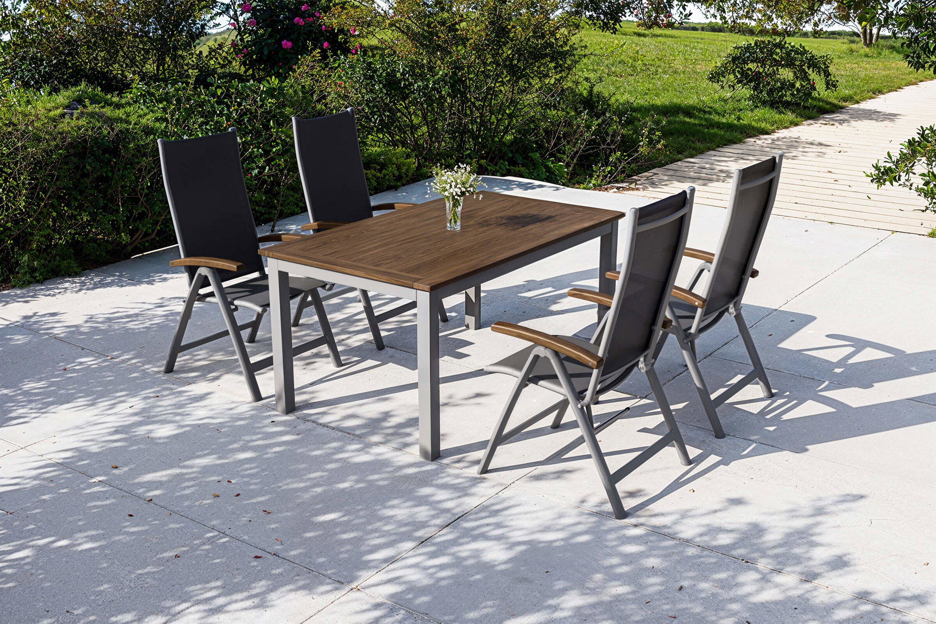 VILLANA Garten-Essgruppe, silber/schwarz, Alu / Akazie, Gartentisch 150 x 90 cm, 4 Klappstühle, FSC®-zertifiziertes Produkt 16469__1