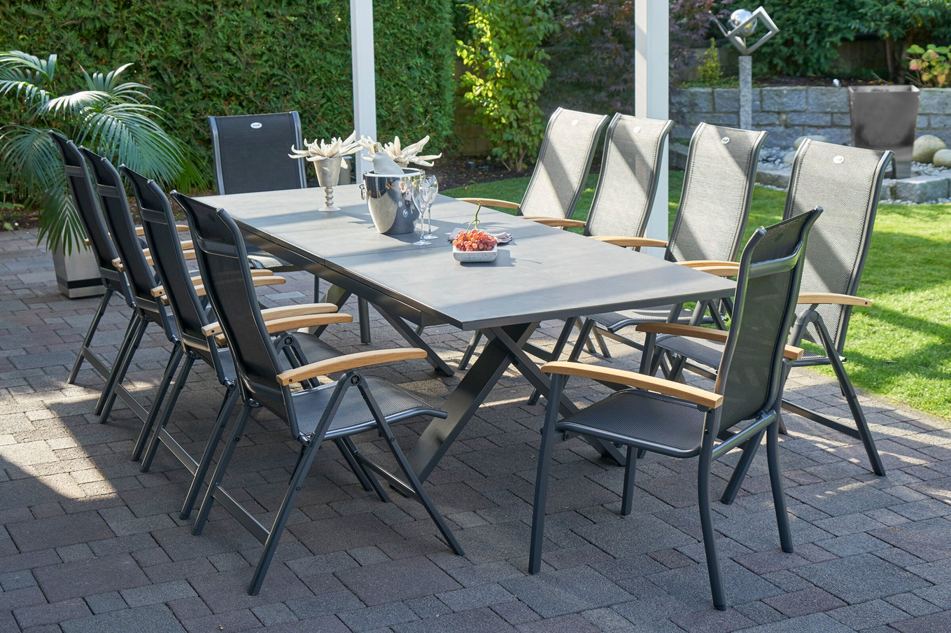 HARTMAN Sondermodell Xanadu / Alice Garten-Essgruppe, xerix/schwarz, Alu/Glaskeramik, 4x4 Textilen, 2 Stapelsessel, 8 Klappstühle, 220/280x100cm 21111__1