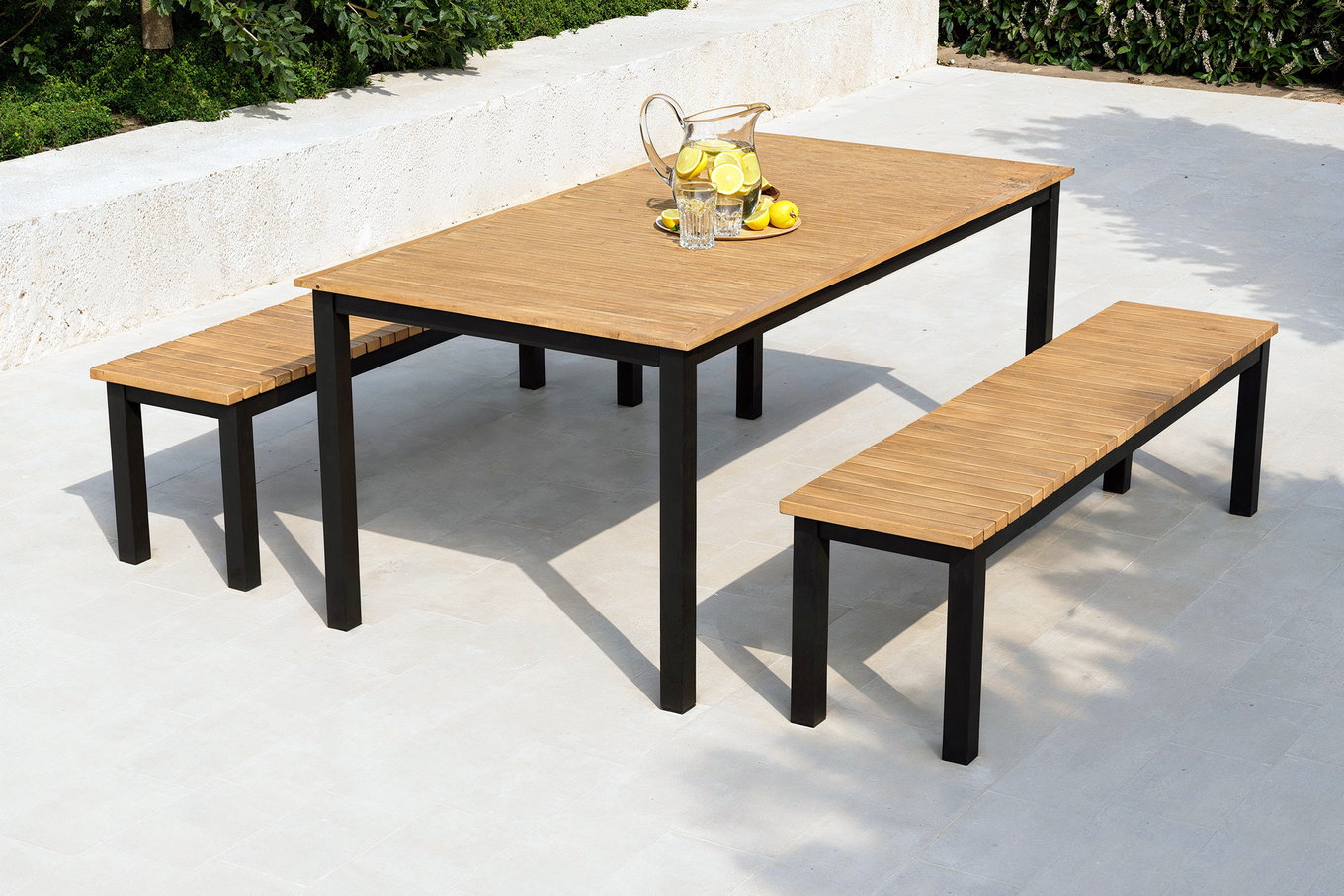 VILLANA Garten-Essgruppe, naturbelassen/anthrazit, Alu/Eukalyptus, Tisch 180 x 90 cm, 2 Gartenbänke, FSC®-zertifiziertes Produkt 80364__1