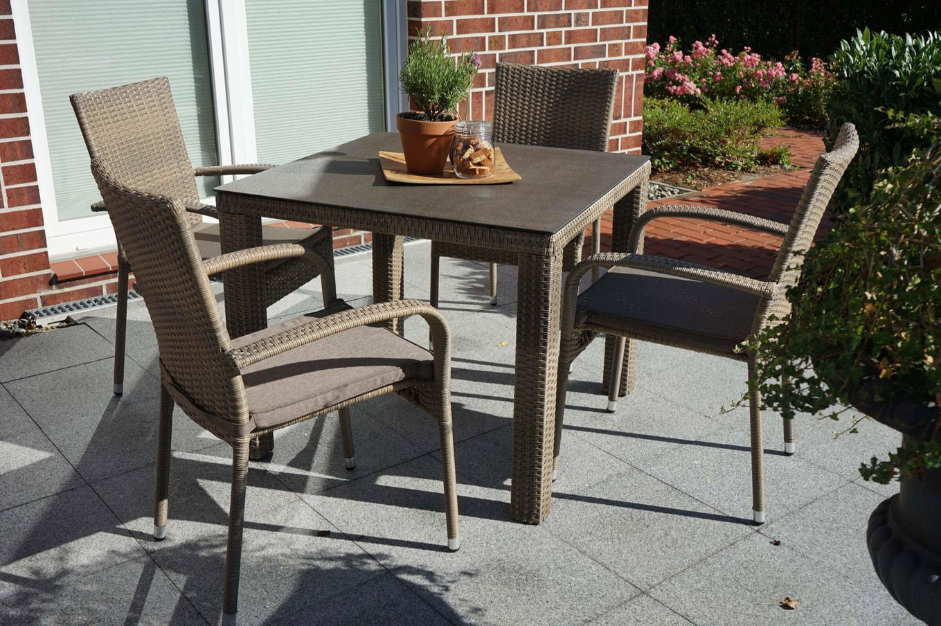OUTFLEXX Rabida Garten-Essgruppe, champagner-meliert, Polyrattan, Tisch 90 x 90 cm, 4 Stapelstühle, Glasplatte in Steinoptik