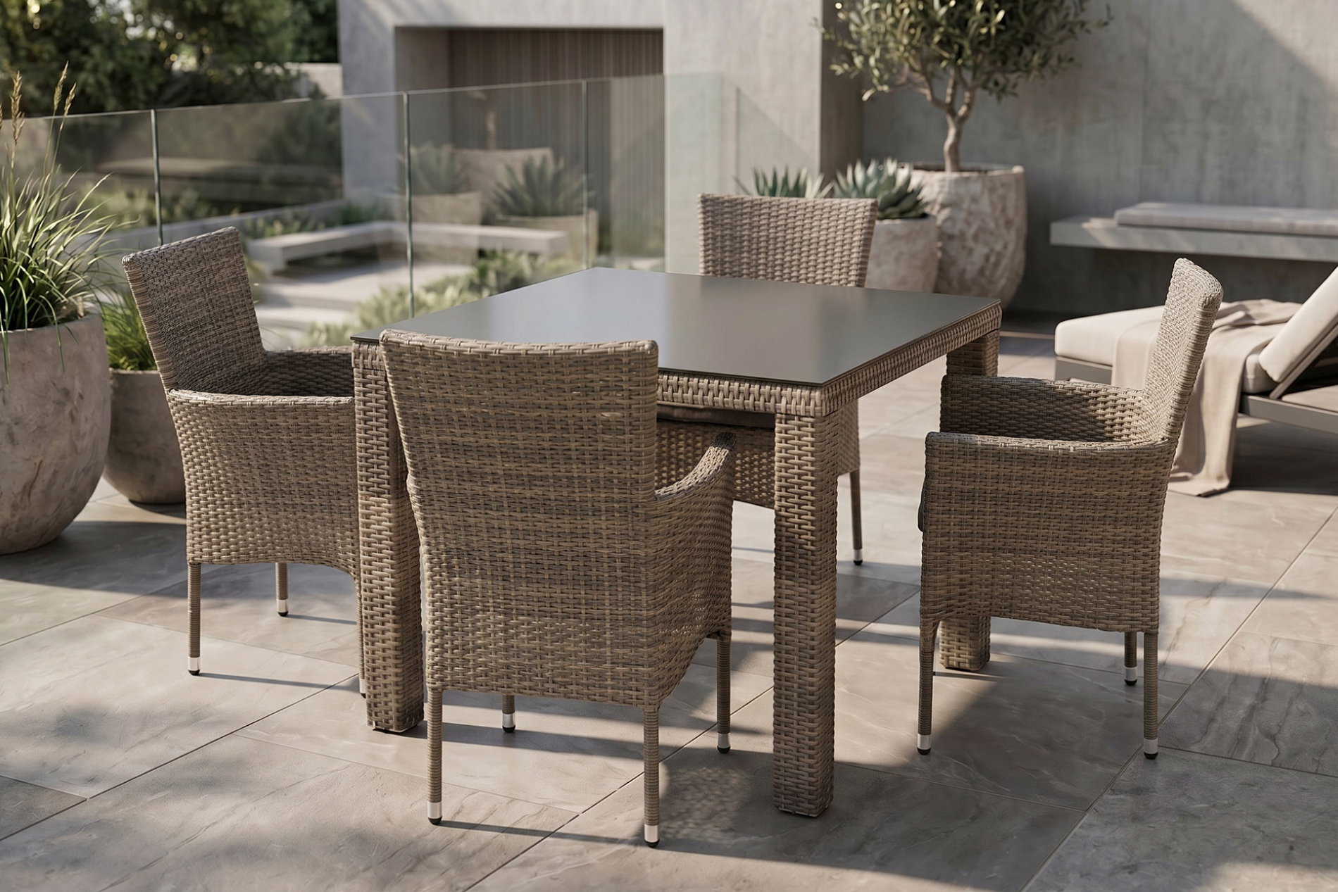 OUTFLEXX Rabida Garten-Essgruppe, champagner-meliert, Polyrattan, Tisch 90 x 90 cm, 4 Stapelsessel, Glasplatte in Steinoptik