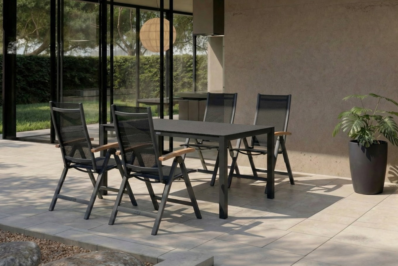 OUTFLEXX Garten-Essgruppe, anthrazit matt, Aluminium/Spraystone, 160 x 95 cm, 4 Klappstühle, mit Teak-Armlehnen