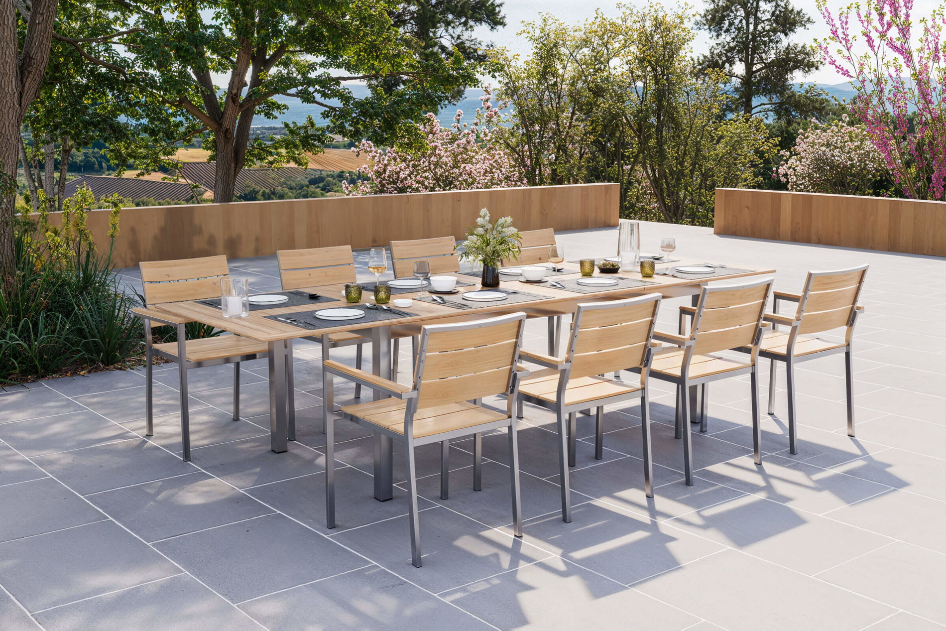 OUTFLEXX Falun Garten-Essgruppe mit 8 Sesseln, braun, Edelstahl/Teakholz, 200 x 100 cm ausziehbar, stapelbar, FSC®-zertifiziertes Produkt