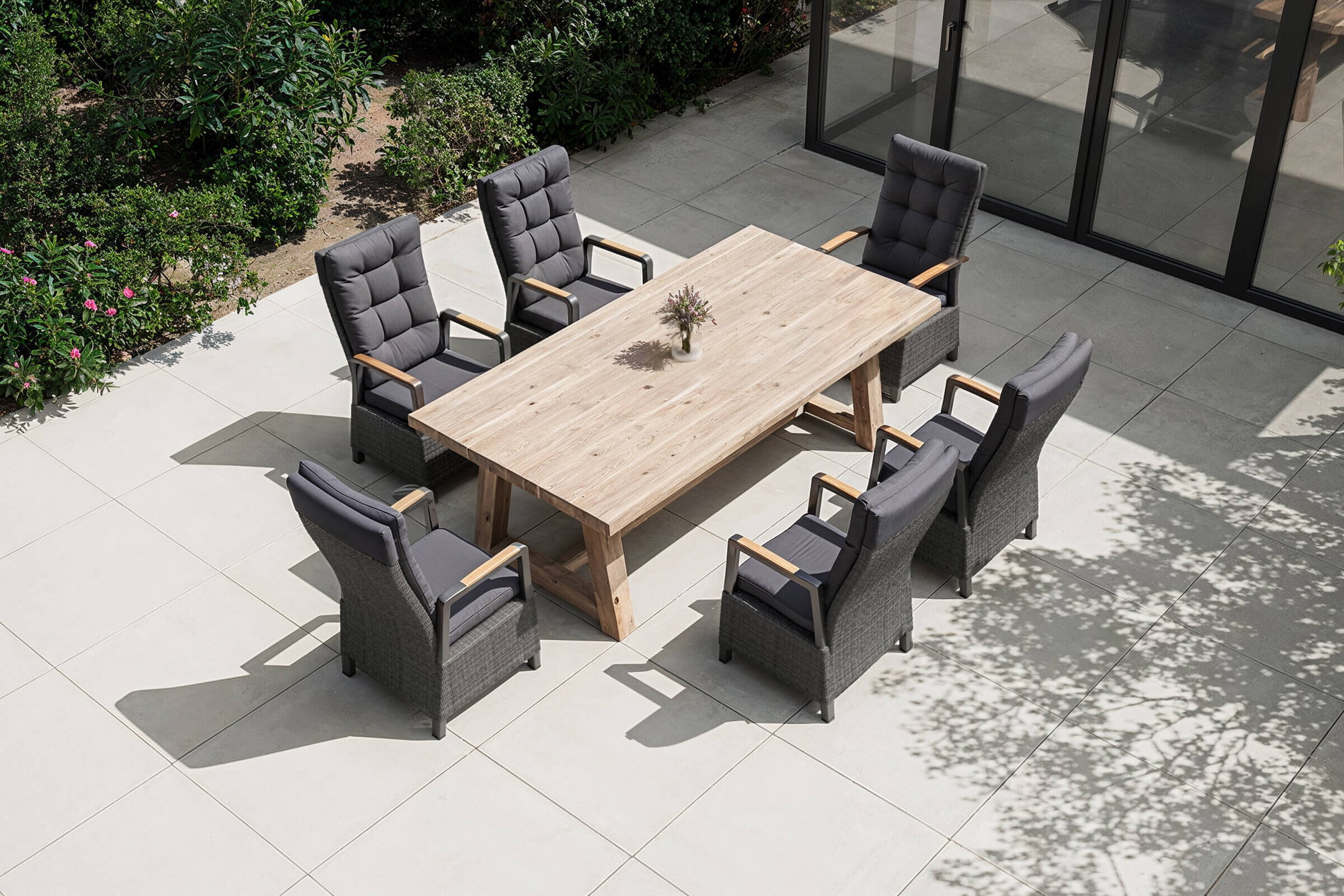 OUTFLEXX Nova Garten-Essgruppe mit 6 Sesseln, anthrazit/grau/natur, Alu/Polyrattan, 220 x 110 cm Tisch, verstellbare Rückenlehne mit Teak-Armlehnen, FSC®-zertifiziertes Produkt OUTFLEXX Nova Garten-Essgruppe mit 6 Sesseln, anthrazit/grau/natur, Alu/Polyrattan, 220 x 110 cm Tisch, verstellbare Rückenlehne mit Teak-Armlehnen, FSC®-zertifiziertes Produkt