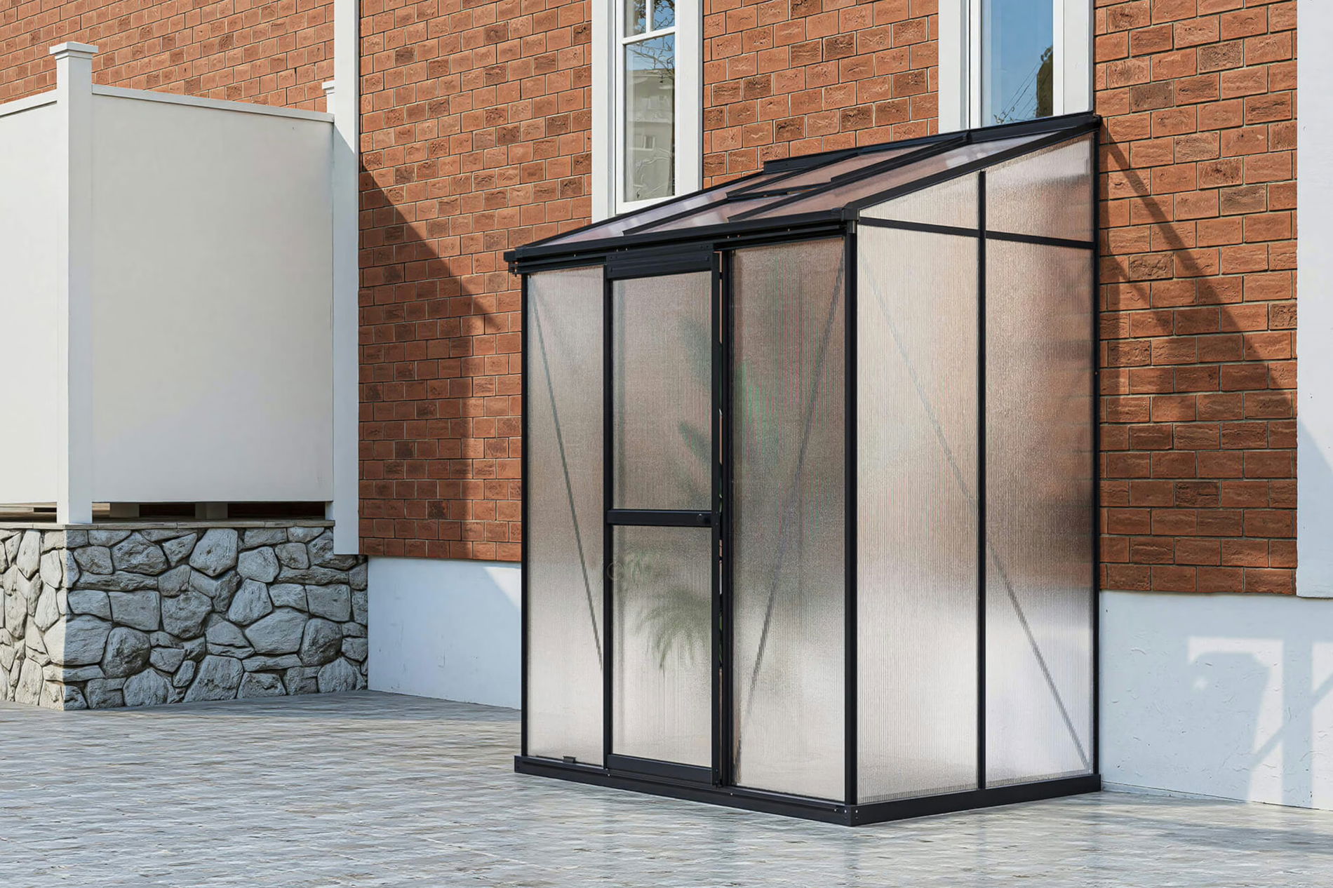 OUTFLEXX Verde Anlehn-Gewächshaus, schwarzer Rahmen, Aluminium/Polycarbonat, 160 x 105 x 190 cm, UV-beständig, pulverbeschichtet, mit Schiebetür