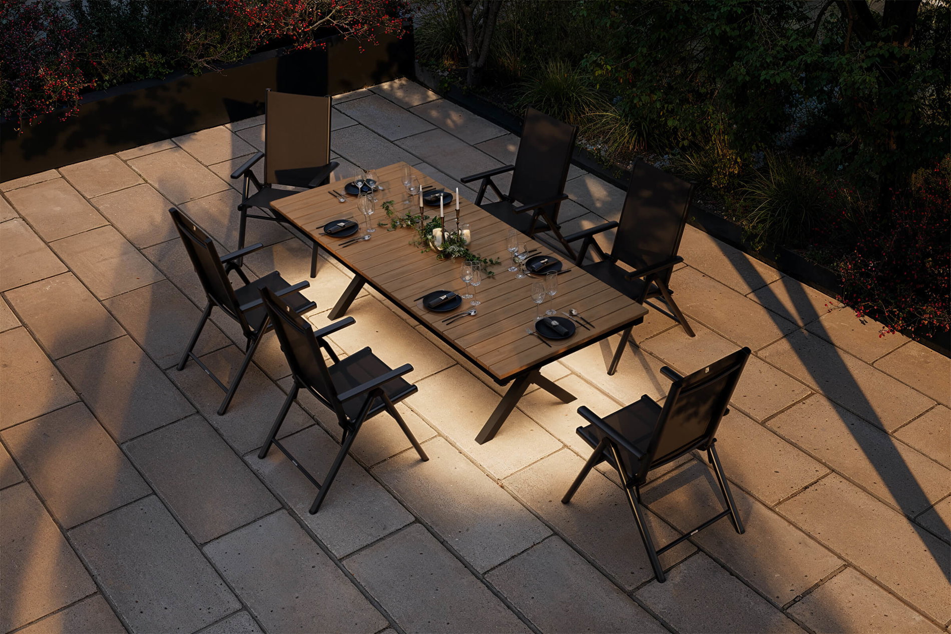 KETTLER BasicPlus Pro Garten-Essgruppe mit LED-Beleuchtung, anthrazit/natur, Alu/Holzimitat, 240 x 100 cm, 6 Klappstühle