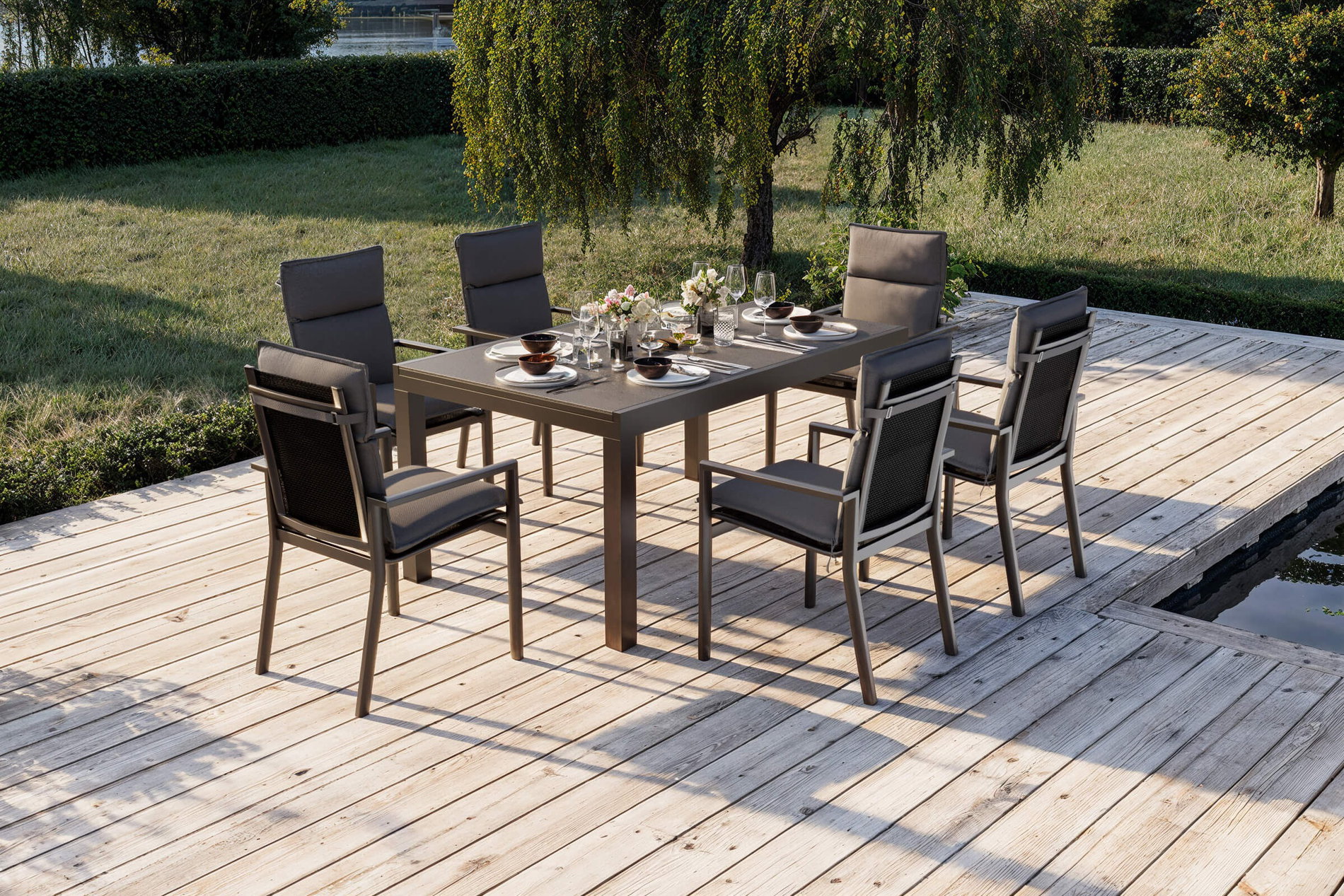 OUTFLEXX Premium Garten-Essgruppe, anthrazit matt/schwarz, Alu/Spraystone/Textilene, Tisch 160/260 x 100 cm, ausziehbar, 6 Stapelsessel inkl. 6 Auflagen