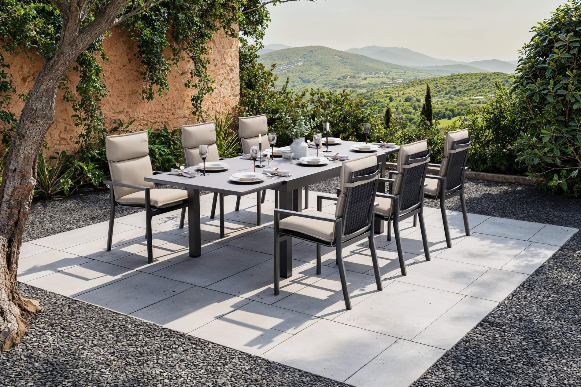 OUTFLEXX Premium Garten-Essgruppe, anthrazit matt/schwarz/natur, Alu/Spraystone, Tisch 160/260 x 100 cm, 6 Stapelsessel inkl. 6 Auflagen