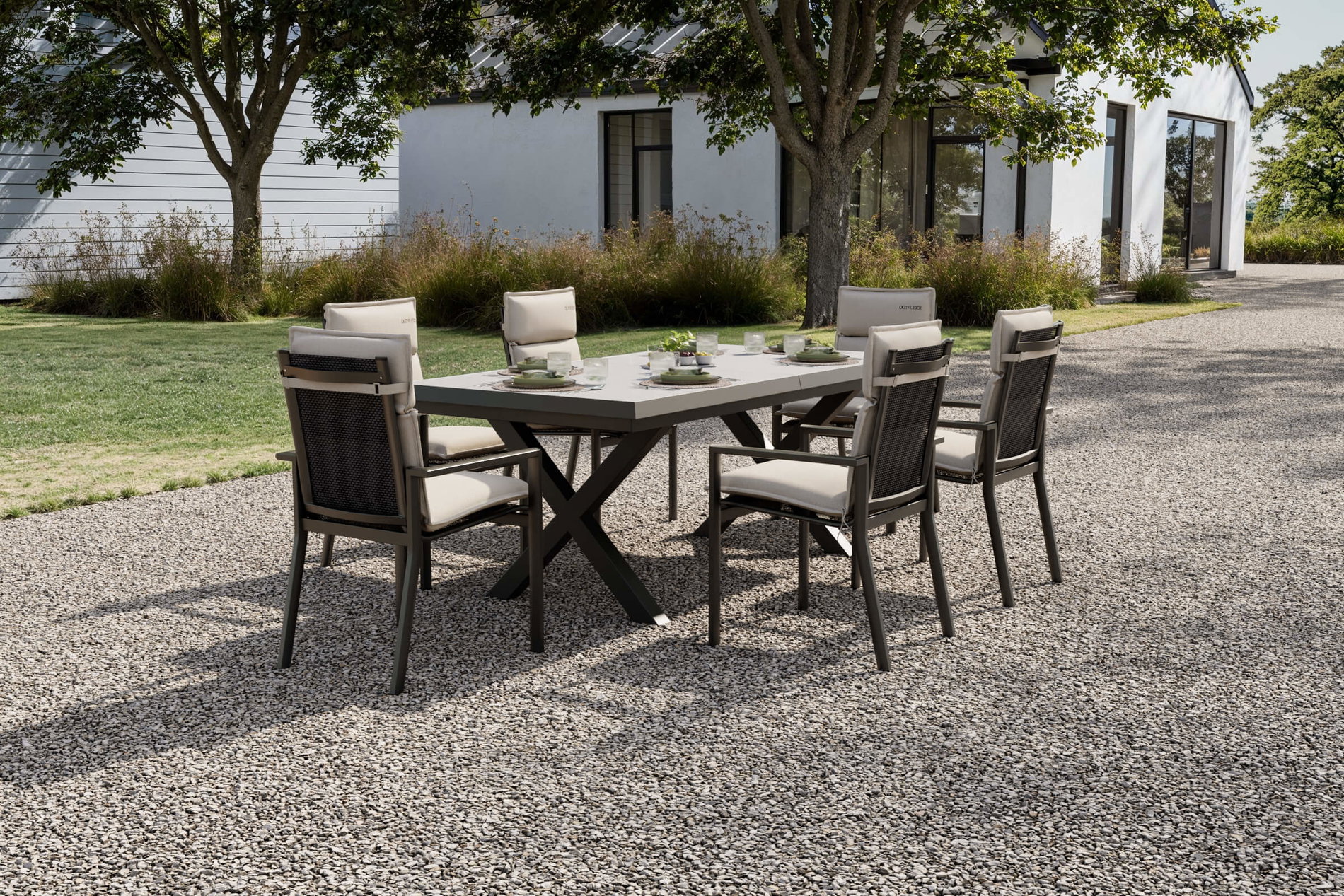 OUTFLEXX Serro Garten-Essgruppe, anthrazit matt/schwarz,nature, Alu/Steinimitat/Textilene/Polyester, Tisch 200/260 x 100 cm, 6 Stapelsessel inkl. 6 Auflagen