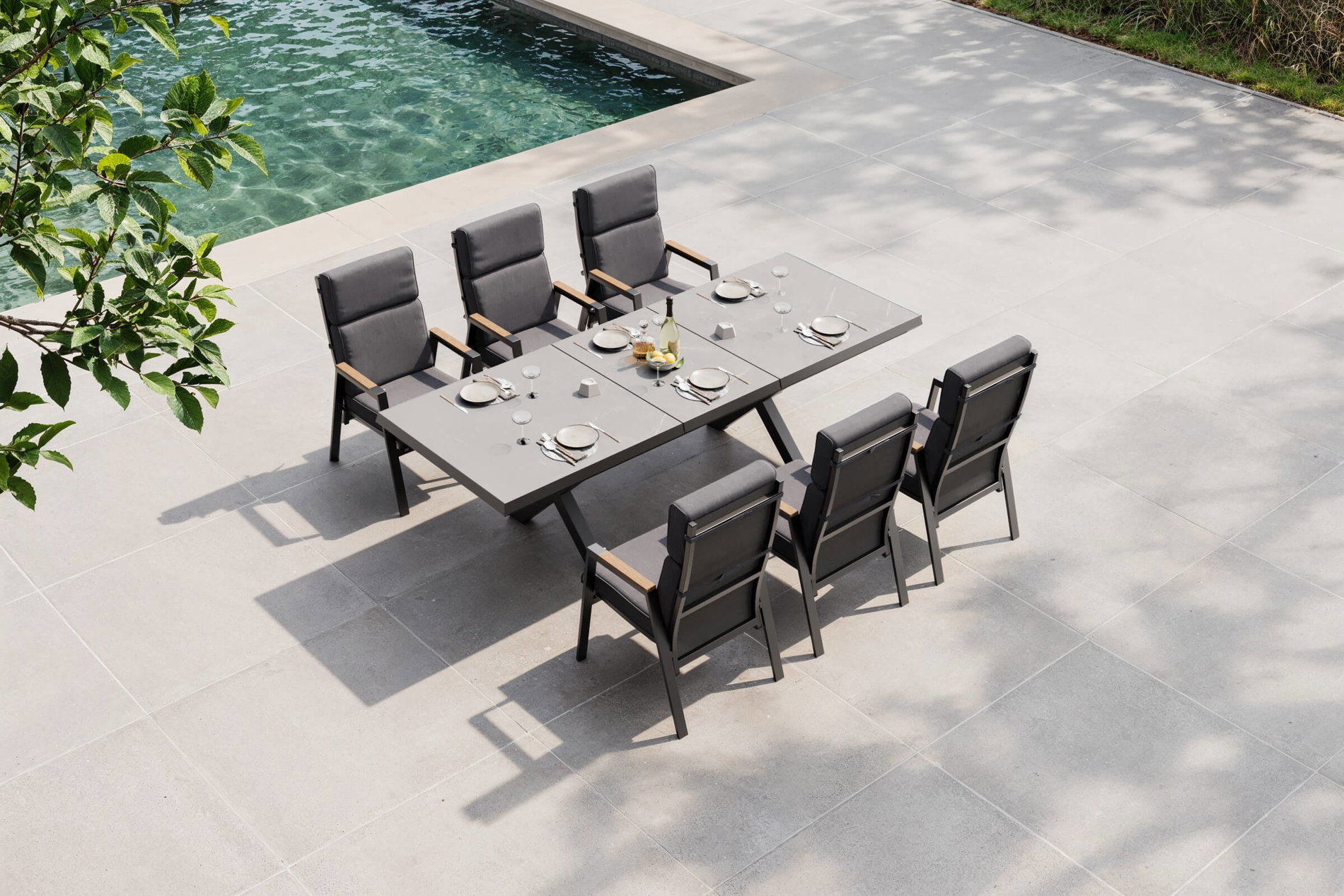 OUTFLEXX Serro Garten-Essgruppe, schwarz/anthrazit, Alu/Steinimitat/Teak, Tisch 200/260 x 100 cm, ausziehbar, 6 Stapelsessel