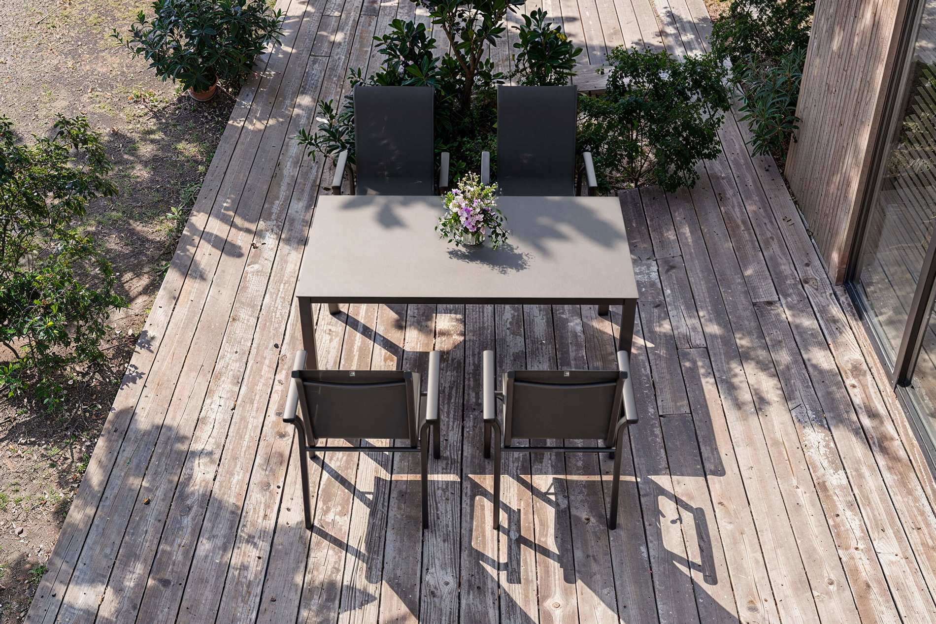 KETTLER BasicPlus Pro Garten-Essgruppe, anthrazit, Aluminium/Textilene/Glas, Tisch 160 x 95 cm, 4 Stapelstühle